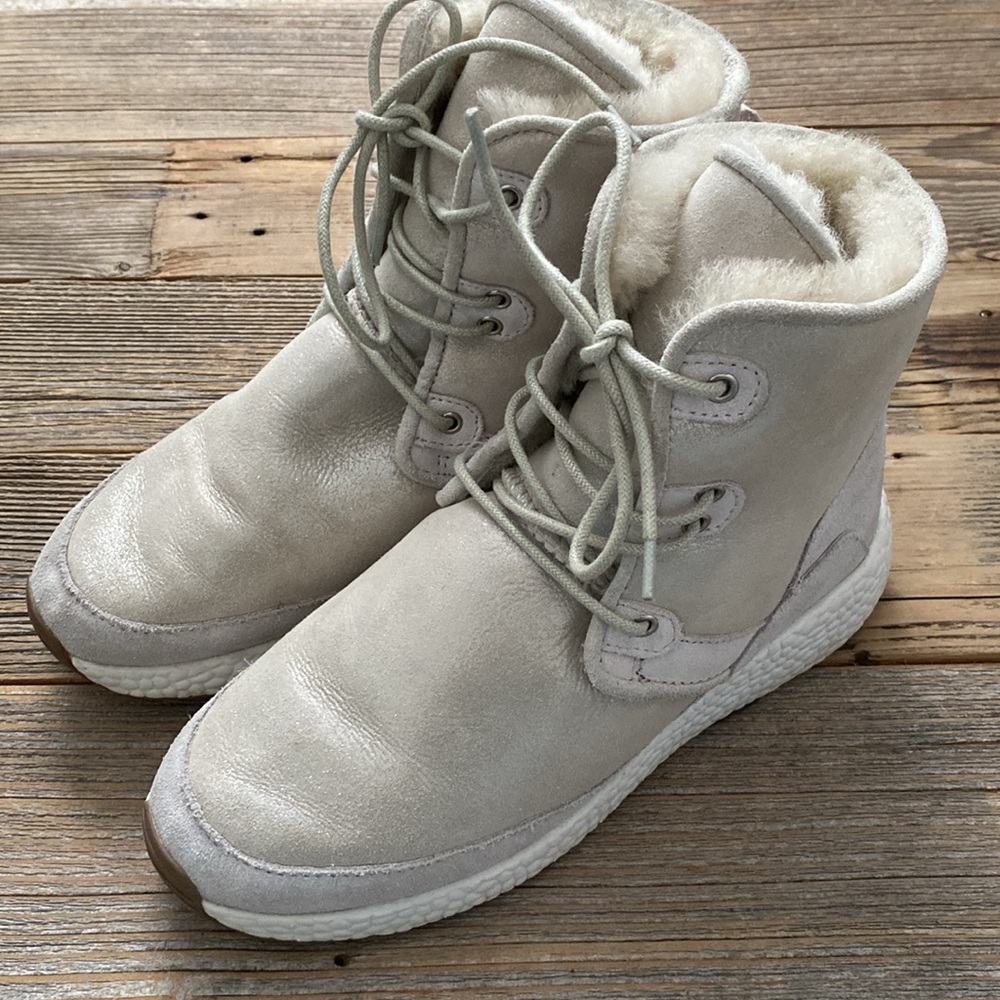 AU&MU australia Sheepskin Taurus Suede Upper Snowboots. Size 7.5.
